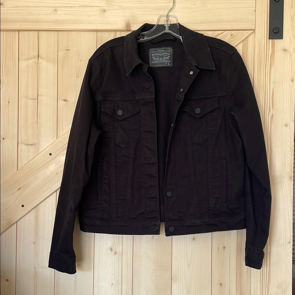 Women’s Levi's Black Jean Jacket 😍-large